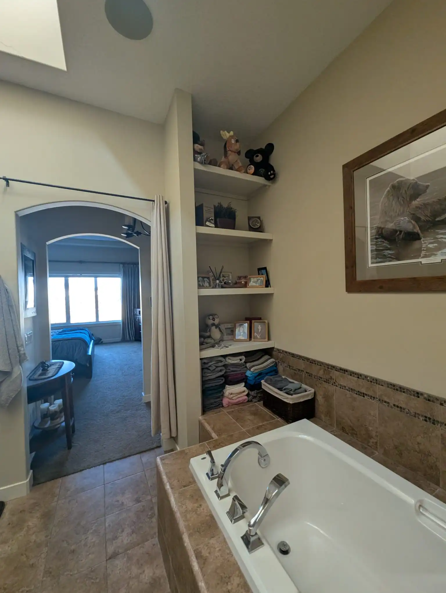 Ensuite - wall colour light grey / off white, freshly painted